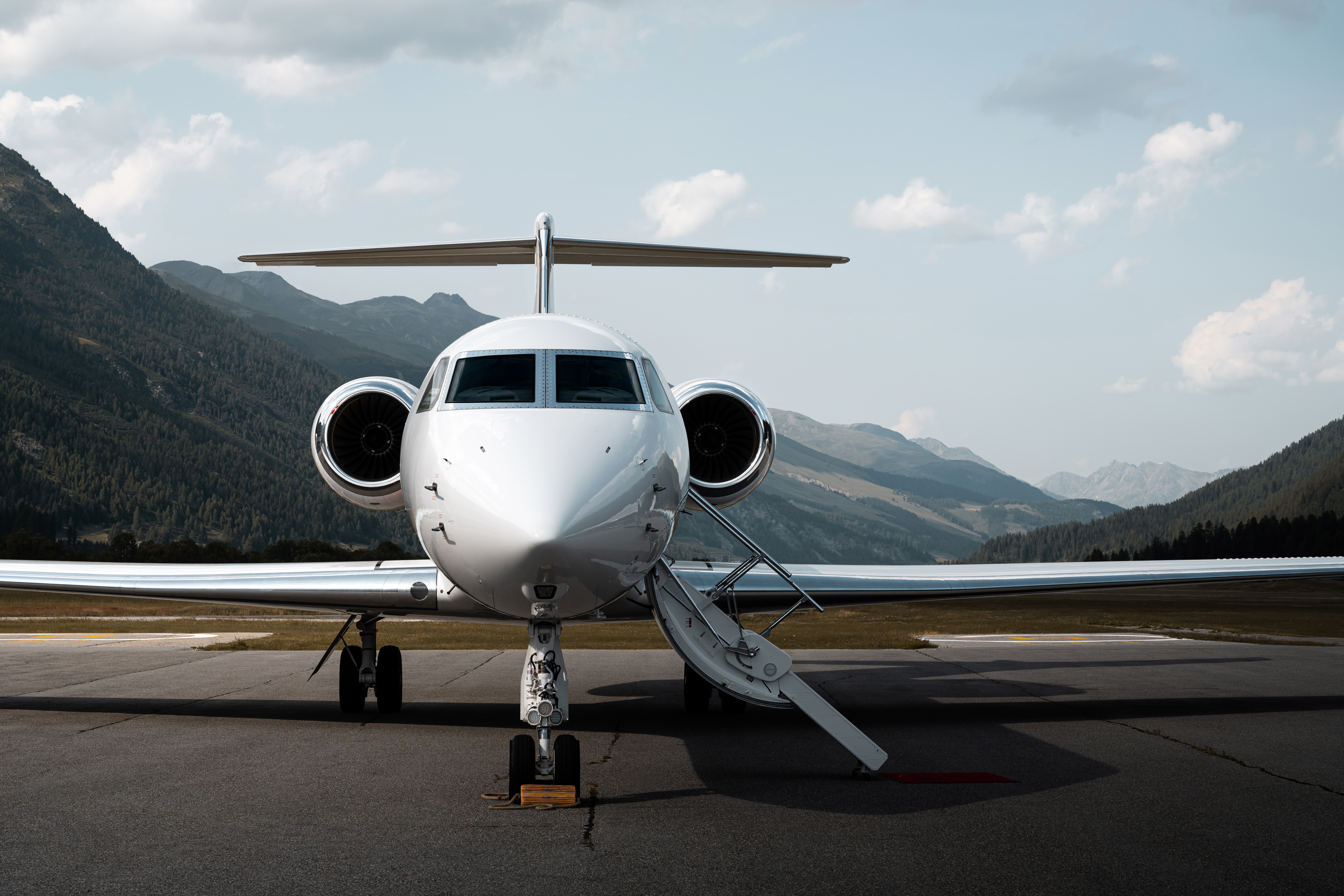 Bombardier Challenger 605 — Private Jet Charter | JetFlo